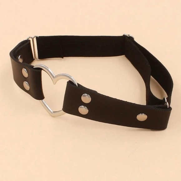 1 Pc Heart Punk Garter Stockings Leg Ring - Picture 2 of 4